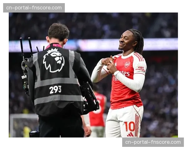 阿森纳4-1双杀热刺，埃泽北伦敦德比两战入5球追平队史传奇