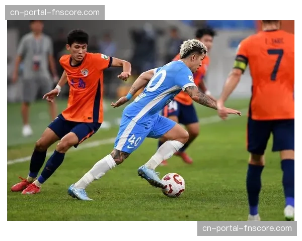 “足球进校园”活动中超俱乐部在行动，球员担任课外辅导员